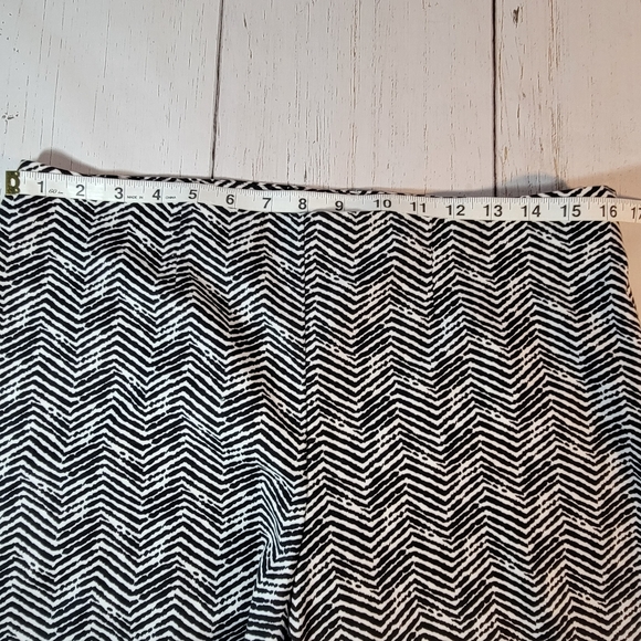 Chico's Crop Zebra Style Print Crop Leg Caucho Capri Pants Women's Size 1 - Picture 13 of 16